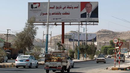 Le portrait du pr&eacute;sident&nbsp;Abedrabbo Mansour Hadi repr&eacute;sent&eacute; sur une affiche&nbsp;&agrave; Sanaa (Y&eacute;men),&nbsp;le 2 f&eacute;vrier 2015. (MOHAMMED HUWAIS / AFP)