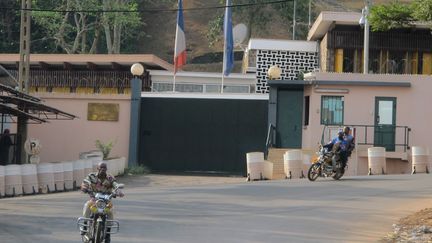 L'entr&eacute;e de l'ambassade de France &agrave; Yaound&eacute; (Cameroun), le 21 f&eacute;vrier 2013. (REINNIER KAZE / AFP)