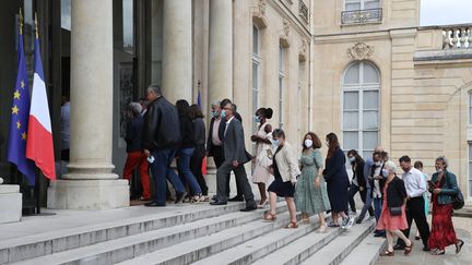 Les membres de la Convention citoyenne sur le climat sont reçus à l'Élysée, à Paris, le 29 juin 2020. (LUDOVIC MARIN / AFP)