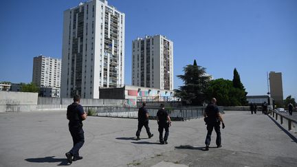 Des policiers patrouillent dans le quartier populaire de Pissevin à Nîmes (Gard), le 22 août 2023. Photo d'illustration. (NICOLAS TUCAT / AFP)