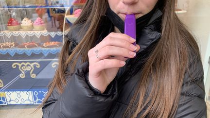 Une adolescente tient à la bouche une puff, une cigarette électronique au goût sucré. (MARGAUX QUEFFELEC / RADIO FRANCE)