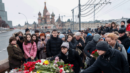 &nbsp; (Des milliers de Moscovites ont spontanément rendu hommage à Boris Nemtsov © Maxppp)