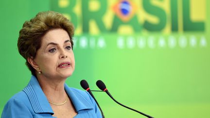 Dilma Rousseff lors d'une conférence de presse au palais présidentiel du Planalto à Brasilia (Brésil), le 18 avril 2016. (EVARISTO SA / AFP)