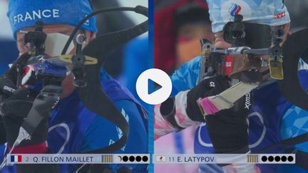 Quentin Fillon Maillet, à gauche, et Eduard Latypov, à droite, lors de l'épreuve de poursuite aux Jeux Olympiques de Pékin, le 13 février 2022. (FRANCE TELEVISIONS)