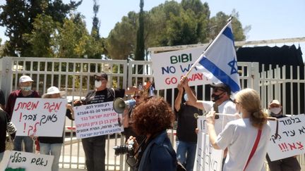 Une cinquantaine de personnes, essentiellement des officiers retraités de l'armée israélienne, ont manifesté devant la résidence du Premier ministre israélien. Certains se sont enchaînés aux grilles pour dénoncer l'installation d'un gouvernement d'urgence associant Benyamin Netanyahou et Benny Gantz. Ils dénoncent "la corruption" car Netanyahou sera jugé fin mai dans plusieurs affaires politico-médiatico-judiciaires. Jérusalem (Israël), 7 mai 2020. (FRÉDÉRIC MÉTÉZEAU / RADIO FRANCE)