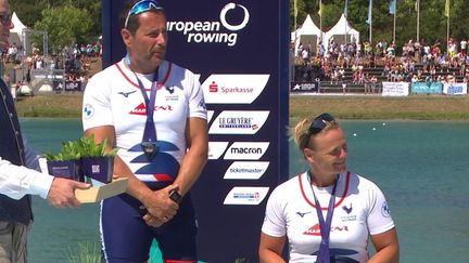 Les Français Stephane Tardieu et Perle Bouge sur le podium des championnats d'Europe de para-aviron, le 14 août 2022. (CAPTURE D'ÉCRAN)