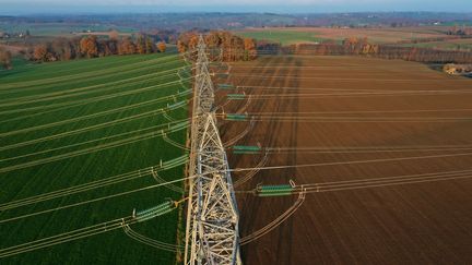 Une vue aérienne de pylônes électriques, à Saint-Laurent-de-Terregatte (Manche), le 6 décembre 2022. (DAMIEN MEYER / AFP)