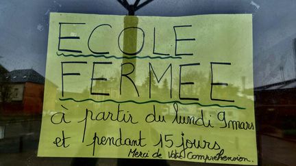 L'inscription "école fermée" scotchée sur l'entrée de l'école primaire de Crèvecoeur-le-Grand (Oise), le 9 mars 2020. (MAXPPP)