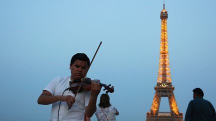 Crépuscule place du Trocadéro à Paris lors de la Fête de la Musique 2017.
 (Ludovic Marin / AFP)