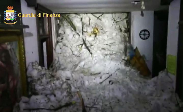 Capture d'écran de la vidéo réalisée le 19 janvier 2017 par la&nbsp;police douanière italienne dans l'hôtel ravagé par une avalanche en Italie. (GUARDIA DI FINANZA PRESS OFFICE / AFP)