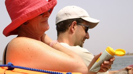 Dans le monde, chaque année,&nbsp;25 000 tonnes de crèmes solaires sont déversées dans l'océan. (HOUET  MICHEL / MAXPPP)