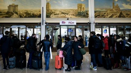 Environ 200 000 voyageurs ont vu leur TGV supprimé pour le week-end de Noël. Photo d'illustration. (STEPHANE DE SAKUTIN / AFP)