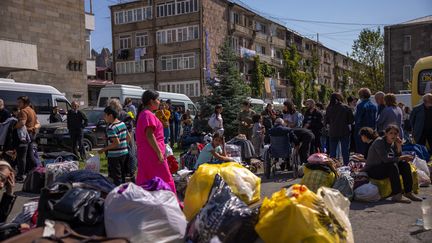 Des réfugiés du Haut-Karabakh arrivent à Goris (Arménie), le 29 septembre 2023. (ANTHONY PIZZOFERRATO / MIDDLE EAST IMAGES / AFP)