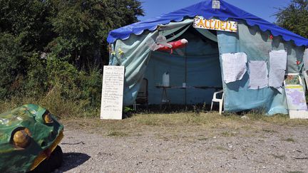 Sur le bord de la route, une tente accueille les visiteurs du camp du collectif VMC, dans la Meuse, le 1er ao&ucirc;t 2015. (JEAN-CHRISTOPHE VERHAEGEN / AFP)