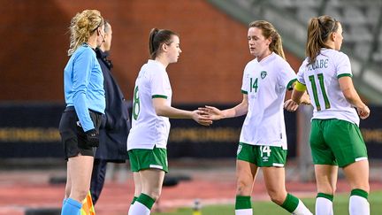 De gauche à droite : les&nbsp;membres de l'équipe de football irlandaise&nbsp;Emily Whelan, Heather Payne et Katie McCabe, lors d'un match amical face à la Belgique en avril 2021, à Bruxelles. (DAVID CATRY / AFP)