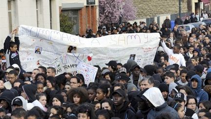 Asnières: hommage à Samy, 15 ans, tué le 11 mars dernier, dans un contexte de rivalités entre bandes. (AFP/BERTRAND GUAY)