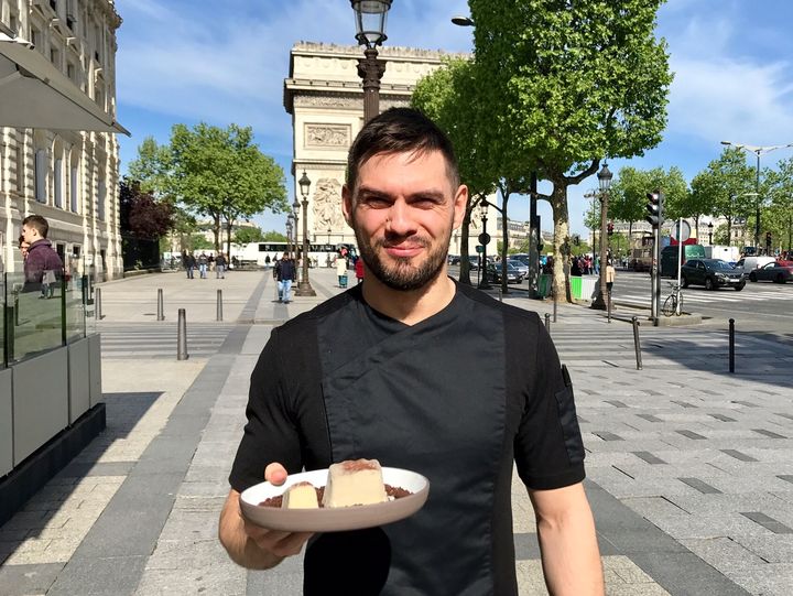 Nathan Rouvrais et son pavé des Champs-Elysées. (LAURENT MARIOTTE / RADIO FRANCE)