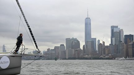 Attendue à New York, Greta Thunberg (qui refuse de prendre l'avion, moyen de transport le plus émetteur en CO2) embarque en août 2019 sur un voilier de course zéro carbone pour une traversée de l'Atlantique de deux semaines. Un voyage entaché d'une polémique, deux personnes ayant voyagé en avion afin de ramener le bateau. (JOHANNES EISELE / AFP)