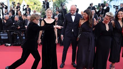 Quand Alex Lutz est sur le tapis rouge, les photographes doivent toujours rester à l'affût d'une surprise. L'acteur et réalisateur français projette "Une nuit", son dernier film, en clôture de la section Un certain regard. L'actrice Karine Viard partage l'affiche avec le lauréat du César du meilleur acteur en 2019 pour "Guy". (ANDREAS RENTZ / GETTY IMAGES EUROPE)