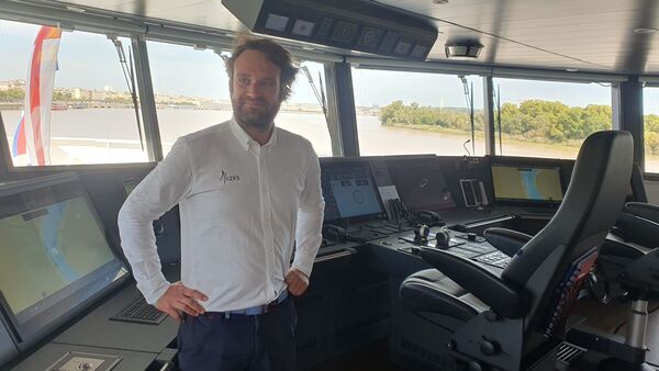 Arthur Landormy, responsable des opérations chez Alyzés, dans la cabine de pilotage de Canopée, à Bordeaux, le 6 octobre 2023. (BORIS HALLIER / RADIOFRANCE)