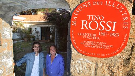 &nbsp; (Le fils Laurent et le petit-fils Corentin de Tino Rossi gèrent la villa du chanteur, devenue "Maison des Illustres" en 2011. © MaxPPP)