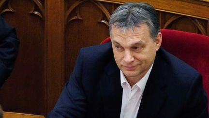 Le Premier ministre conservateur hongrois, Viktor Orban (assis, au second plan), lors du vote d'un amendement controvers&eacute; de la Constitution, le 11 mars 2013 au Parlement, &agrave;&nbsp;Budapest.&nbsp; (ATTILA KISBENEDEK / AFP)