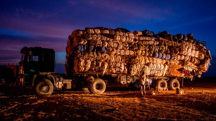 Un camion arrive à la douane d’Agadez, chargé de vêtements, meubles en plastique et appareils en tous genres. Le dinar libyen étant instable et difficilement échangeable, les Nigériens travaillant en Libye préfèrent envoyer chez eux leurs gains sous forme de marchandises. (PASCAL MAITRE / NATIONAL GEOGRAPHIC)