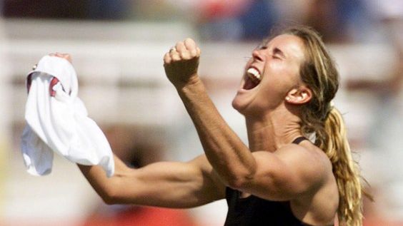 La joueuse am&eacute;ricaine Brandi Chastain enl&egrave;ve son maillot apr&egrave;s avoir marqu&eacute; le tir au but victorieux, en finale de la Coupe du monde, le 10 juillet 1999 &agrave; Pasadena (Etats-Unis). (ROBERTO SCHMIDT / AFP)