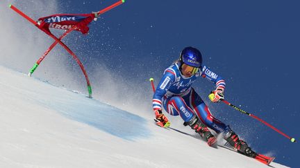 Tessa Worley lors de la première manche du slalom géant de Kronplatz (Italie), le 25 janvier 2022. (JURE MAKOVEC / AFP)