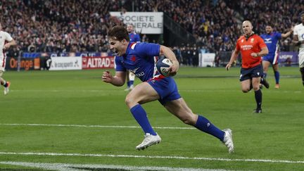 Antoine Dupont inscrit le troisième essai français face à l'Angleterre,&nbsp;le 19 mars 2022, lors du Tournoi des six nations. (LOIC BARATOUX / AFP)