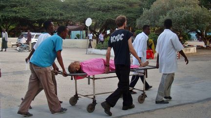 Un membre de M&eacute;decins sans fronti&egrave;res est amen&eacute; &agrave; l'h&ocirc;pital, le 29 d&eacute;cembre 2011, &agrave; Mogadiscio (Somalie), apr&egrave;s avoir &eacute;t&eacute; victime d'une attaque arm&eacute;e. (MOHAMED ABDIWAHAB / AFP)