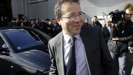 Martin Hirsch, alors haut-commissaire aux Solidarit&eacute;s actives contre la pauvret&eacute; et &agrave; la jeunesse dans le gouvernement Fillon,&nbsp;le 24 f&eacute;vrier 2010 &agrave; Chanteloup-les-Vignes (Yvelines). (PATRICK KOVARIK / AFP)