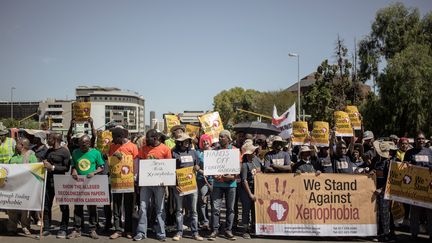 Des milliers de Sud-Africains manifestent à Johannesburg, le 28 mars 2017, contre les violences xénophobes qui ont frappé les travailleurs immigrés dans plusieurs régions du pays en mars 2017. (GIANLUIGI GUERCIA / AFP)