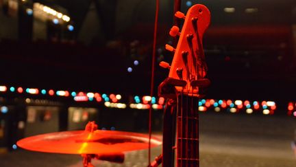 Une batterie et une basse électrique sur une scène de salle de spectacle. Photo d'illustration. (JEAN-CHRISTOPHE BOURDILLAT / RADIO FRANCE)