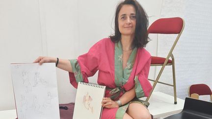 Jessica Bonanni, modèle vivant, pose dans des écoles ou ateliers d'art, ici à l'International Fashion Academy à Paris (JEROME JADOT / FRANCEINFO / RADIOFRANCE)