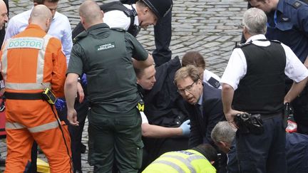 Le député Tobias Ellwood tente de sauver le policier poignardé, mardi 22 mars 2017 à Londres. (STEFAN ROUSSEAU / SIPA / AP)