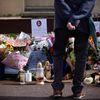 Un passant rend hommage à Chahinez Boutaa, tuée par son conjoint à Mérignac (Gironde), le 7 mai 2021. (STEPHANE DUPRAT / HANS LUCAS / AFP)