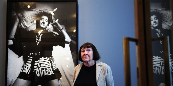 Alice Springs devant une de ses photographies représentant Helmut Newton, Berlin 2010.
 (EISELE/AFP)