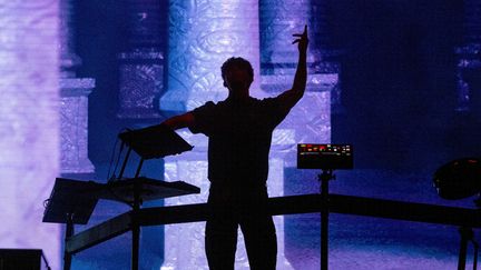 Le&nbsp;DJ&nbsp;Mehdi Benjelloun dit Petit Biscuit, lors de son concert aux Vieilles Charrues, le 21 juillet 2019. (LOIC VENANCE / AFP)