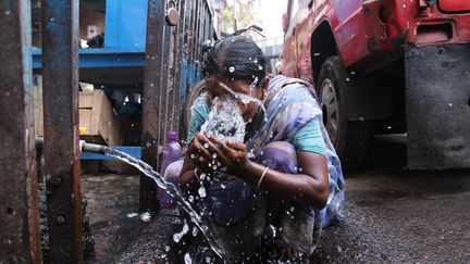 Une femme se raffraîchit le visage&nbsp;lors de la canicule, à Calcutta (Inde), le 26  avril 2022. (DEBAJYOTI CHAKRABORTY / NURPHOTO / AFP)