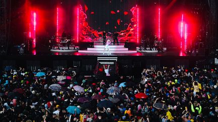 Les milliers courageux festivaliers sous la pluie pour le show ultra réglé de la chanteuse belge Angèle, dimanche 5 juin 2022 à We Love Green. (ANTHONY POUR WE LOVE GREEN)