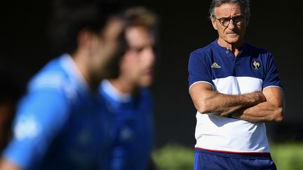 Guy Novès observe ses ouailles (FRANCK FIFE / AFP)