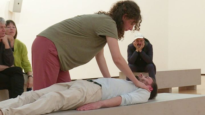 "Récital pour un masseur" au MAC de Lyon, une performance du plasticien&nbsp;&nbsp;Tal Isaac Hadad&nbsp; (C. Saiseau / France Télévisions)