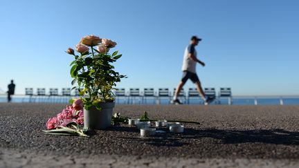 Sur la promenade des Anglais, &agrave; Nice, le 17 juillet 2016, trois jours apr&egrave;s l'attentat qui a fait au moins 84 morts.&nbsp; (ANDREAS GEBERT / AFP)