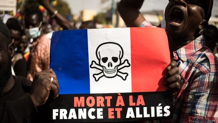 La France était la cible des manifestants, vendredi 14 janvier 2022, dans les rues de Bamako au Mali. (FLORENT VERGNES / AFP)