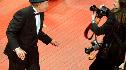 L'acteur am&eacute;ricain Bill Murray (G) pose devant les photographes &agrave; son arriv&eacute;e &agrave; la projection de "The Grand Budapest Hotel" &agrave; l'ouverture de la Berlinale (Allemagne), le 6 f&eacute;vrier 2014. (TIM BRAKEMEIER / AFP)