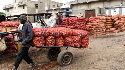 Vente d'oignons sur le marché de Camberene à Dakar. Un produit très populaire au Sénégal dont la population en consomme 800 tonnes par jour. (SEYLLOU / AFP)