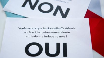 Un bulletin de vote lors du&nbsp;deuxième&nbsp;référendum sur l'indépendance de la Nouvelle-Calédonie, le 4 octobre 2020. (DELPHINE MAYEUR / HANS LUCAS / AFP)