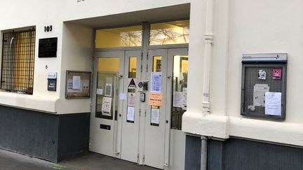 Un bureau de vote dans le 20e arrondissement de Paris. (YANN BERTRAND / RADIO FRANCE)