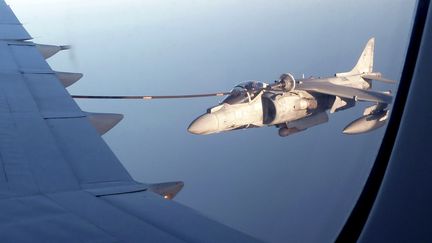 Un avion de l'Otan s'approvisionne en vol au-dessus de la M&eacute;diterran&eacute;e, au large de la Libye, le 10 juillet 2011. (DAVID BRUNNSTROM / REUTERS)